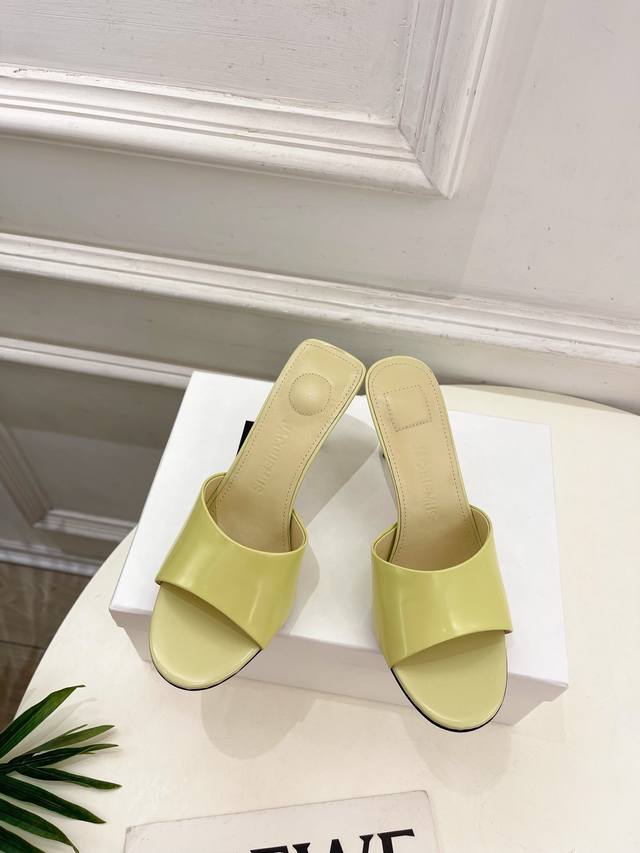 Jacquemus 2025春夏新品 百搭圆头高跟拖鞋 作为这两年最受欢迎的设计师牌，设计简单、细节巧妙、清新脱俗！ 不想满大街撞款的可以看看这个品牌，比较小众
