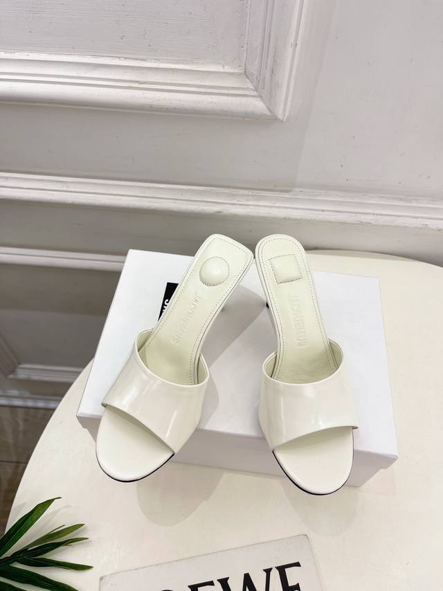 Jacquemus 2025春夏新品 百搭圆头高跟拖鞋 作为这两年最受欢迎的设计师牌，设计简单、细节巧妙、清新脱俗！ 不想满大街撞款的可以看看这个品牌，比较小众