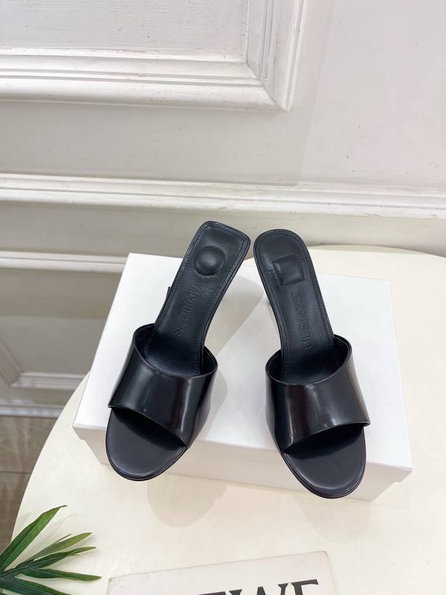Jacquemus 2025春夏新品 百搭圆头高跟拖鞋 作为这两年最受欢迎的设计师牌，设计简单、细节巧妙、清新脱俗！ 不想满大街撞款的可以看看这个品牌，比较小众