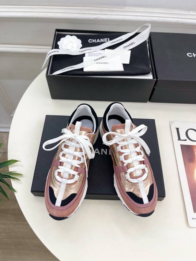 小香 25 2025 春夏新品 专柜经典款 小香双C新品运动鞋系列上新 Bs时尚圈的绝绝子 搭配将演绎着细致 极简 永不褪去的经典元素 展现与众不同的穿搭风格美