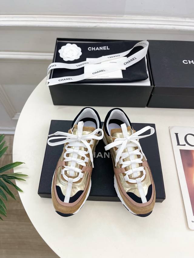 小香 25 2025 春夏新品 专柜经典款 小香双C新品运动鞋系列上新 Bs时尚圈的绝绝子 搭配将演绎着细致 极简 永不褪去的经典元素 展现与众不同的穿搭风格美