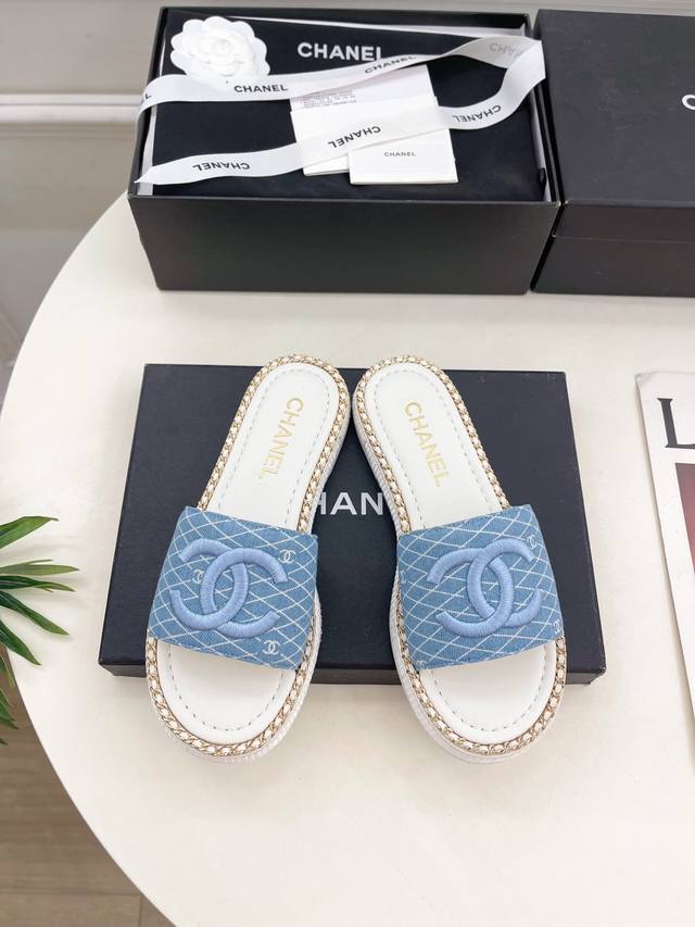 小香 25 2025 春夏新品 专柜经典款 小香双C链条拖鞋系列上新 Bs时尚圈的绝绝子 搭配将演绎着细致 极简 永不褪去的经典元素 展现与众不同的穿搭风格美到
