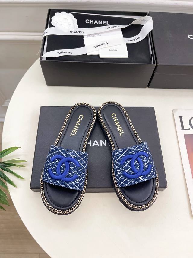 小香 25 2025 春夏新品 专柜经典款 小香双C链条拖鞋系列上新 Bs时尚圈的绝绝子 搭配将演绎着细致 极简 永不褪去的经典元素 展现与众不同的穿搭风格美到