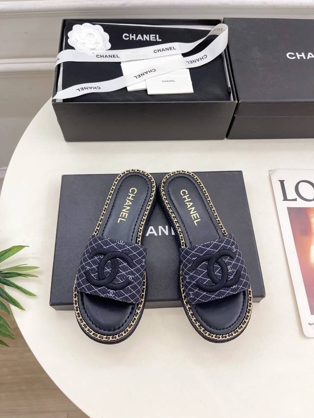 小香 25 2025 春夏新品 专柜经典款 小香双C链条拖鞋系列上新 Bs时尚圈的绝绝子 搭配将演绎着细致 极简 永不褪去的经典元素 展现与众不同的穿搭风格美到