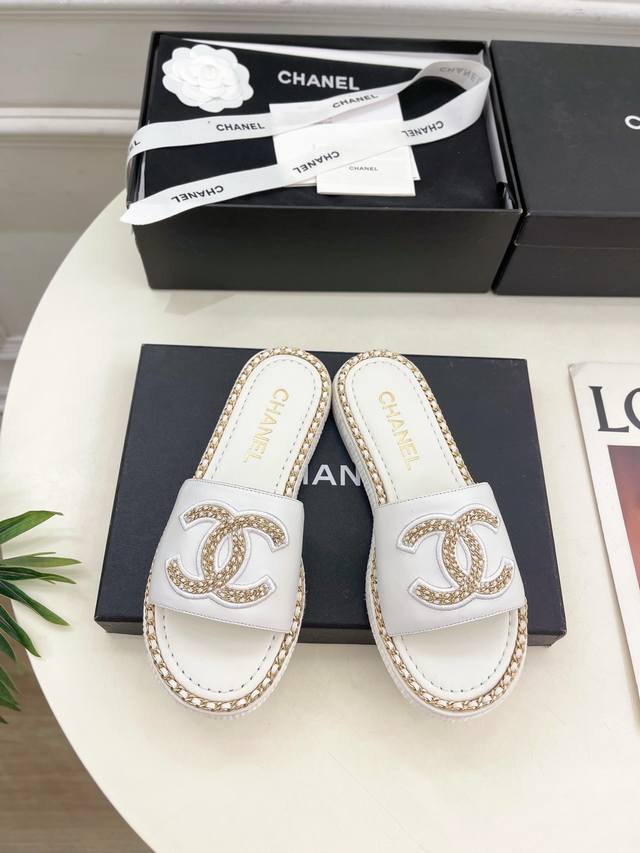 小香 25 2025 春夏新品 专柜经典款 小香双C链条拖鞋系列上新 Bs时尚圈的绝绝子 搭配将演绎着细致 极简 永不褪去的经典元素 展现与众不同的穿搭风格美到