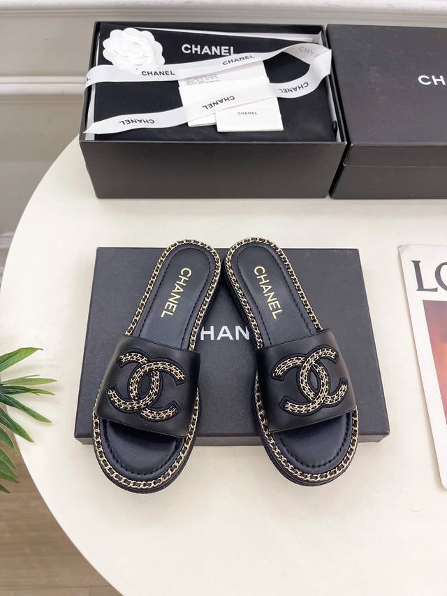 小香 25 2025 春夏新品 专柜经典款 小香双C链条拖鞋系列上新 Bs时尚圈的绝绝子 搭配将演绎着细致 极简 永不褪去的经典元素 展现与众不同的穿搭风格美到
