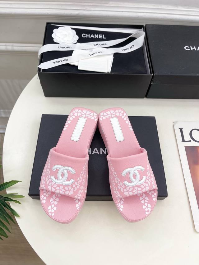 小香 25 2025 春夏新品 小香双C印花厚底休闲拖鞋系列上新 Bs时尚圈的绝绝子 搭配将演绎着细致 极简 永不褪去的经典元素 展现与众不同的穿搭风格美到无话