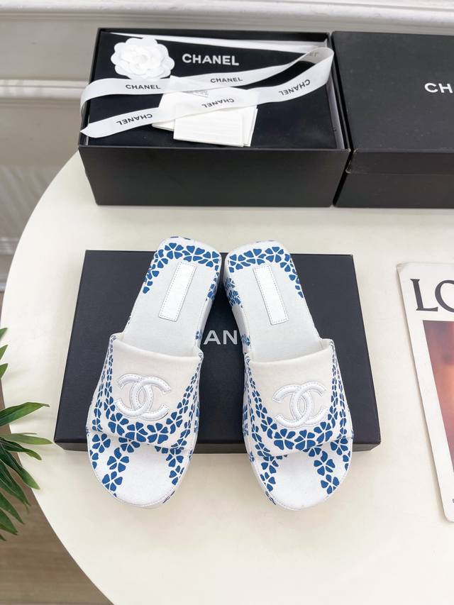 小香 25 2025 春夏新品 小香双C印花厚底休闲拖鞋系列上新 Bs时尚圈的绝绝子 搭配将演绎着细致 极简 永不褪去的经典元素 展现与众不同的穿搭风格美到无话