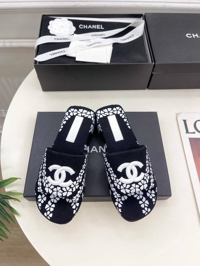 小香 25 2025 春夏新品 小香双C印花厚底休闲拖鞋系列上新 Bs时尚圈的绝绝子 搭配将演绎着细致 极简 永不褪去的经典元素 展现与众不同的穿搭风格美到无话