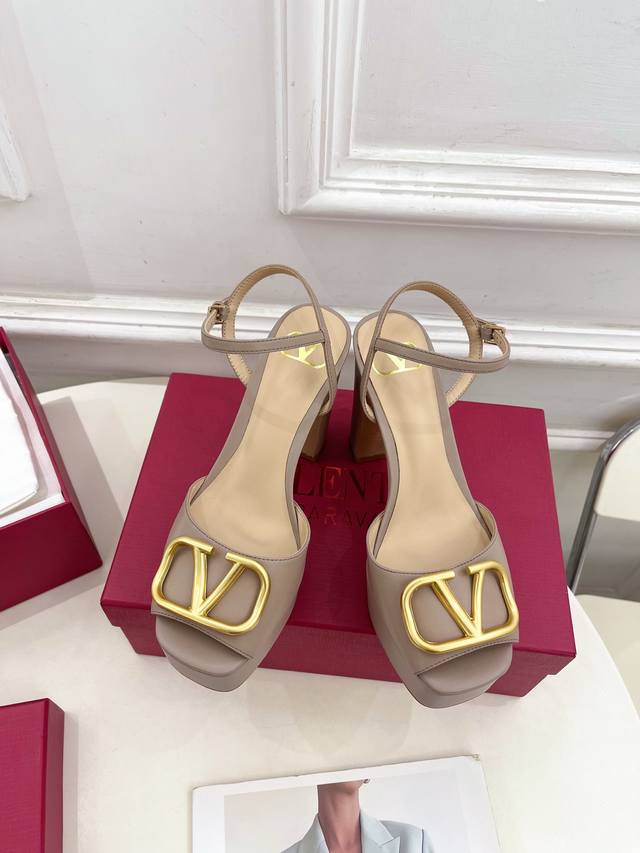 Valentino 华伦天奴 2025春夏新品 Vt恨天高防水台高跟凉鞋上新 Valentino Garavani 的经典“Roman Stud”系列以全新的诠