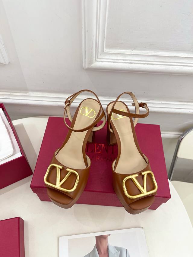 Valentino 华伦天奴 2025春夏新品 Vt恨天高防水台高跟凉鞋上新 Valentino Garavani 的经典“Roman Stud”系列以全新的诠