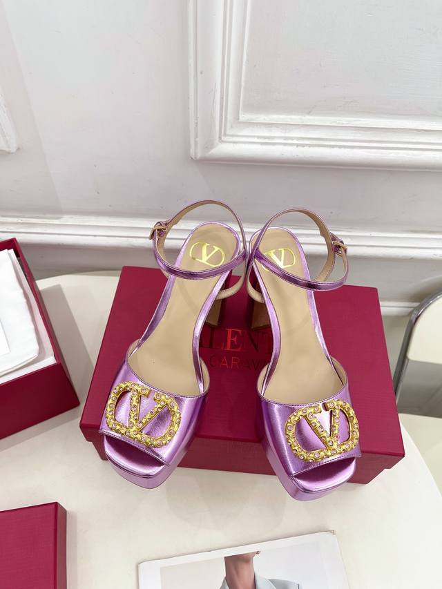 Valentino 华伦天奴 2025春夏新品 Vt恨天高防水台高跟凉鞋上新 Valentino Garavani 的经典“Roman Stud”系列以全新的诠