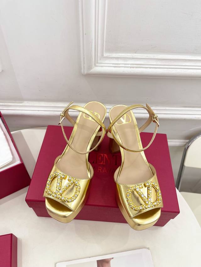 Valentino 华伦天奴 2025春夏新品 Vt恨天高防水台高跟凉鞋上新 Valentino Garavani 的经典“Roman Stud”系列以全新的诠