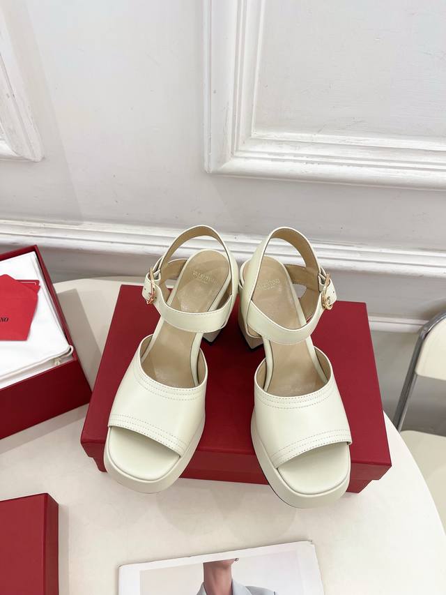 Valentino 华伦天奴 2025春夏新品 防水台高跟凉鞋上新 Valentino Garavani 的经典“Roman Stud”系列以全新的诠释方式首发