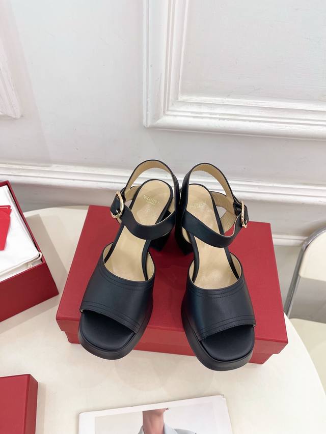 Valentino 华伦天奴 2025春夏新品 防水台高跟凉鞋上新 Valentino Garavani 的经典“Roman Stud”系列以全新的诠释方式首发