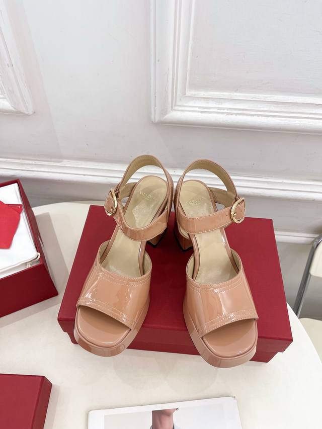 Valentino 华伦天奴 2025春夏新品 防水台高跟凉鞋上新 Valentino Garavani 的经典“Roman Stud”系列以全新的诠释方式首发