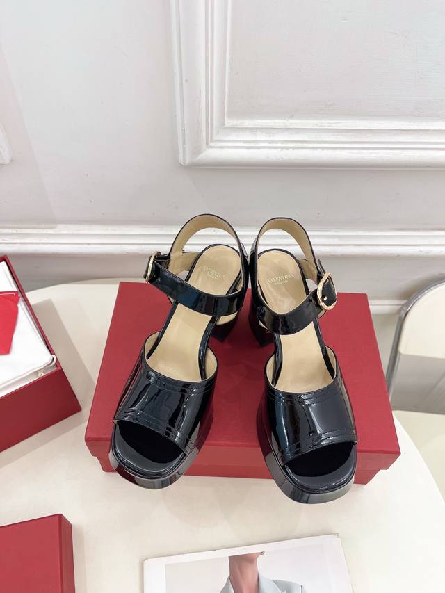 Valentino 华伦天奴 2025春夏新品 防水台高跟凉鞋上新 Valentino Garavani 的经典“Roman Stud”系列以全新的诠释方式首发