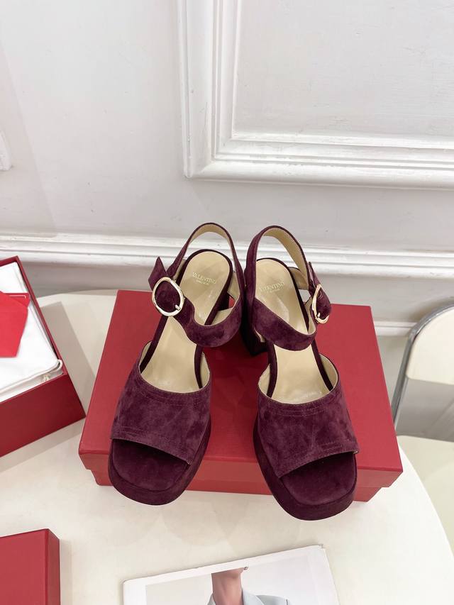 Valentino 华伦天奴 2025春夏新品 防水台高跟凉鞋上新 Valentino Garavani 的经典“Roman Stud”系列以全新的诠释方式首发