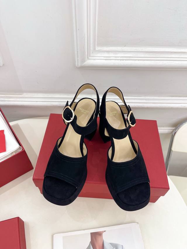 Valentino 华伦天奴 2025春夏新品 防水台高跟凉鞋上新 Valentino Garavani 的经典“Roman Stud”系列以全新的诠释方式首发