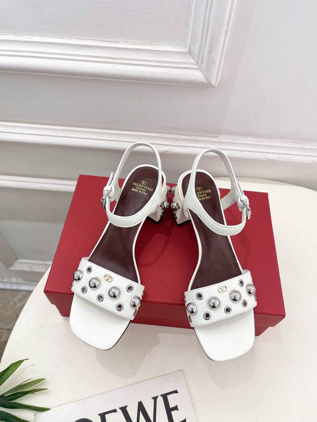 Valentino 华伦天奴 2025春夏新品 Vt鉚钉粗跟凉鞋上新 Valentino Garavani 的经典“Roman Stud”系列以全新的诠释方式首