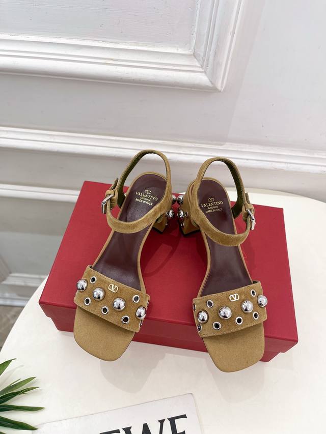 Valentino 华伦天奴 2025春夏新品 Vt鉚钉粗跟凉鞋上新 Valentino Garavani 的经典“Roman Stud”系列以全新的诠释方式首