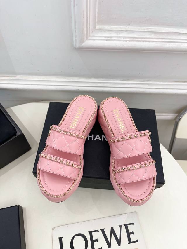小香 25 2025 春夏新品 小香双C菱格链条厚底松糕凉拖鞋系列上新 Bs时尚圈的绝绝子 搭配将演绎着细致 极简 永不褪去的经典元素 展现与众不同的穿搭风格美