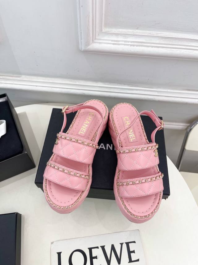 小香 25 2025 春夏新品 小香双C菱格链条厚底松糕凉拖鞋系列上新 Bs时尚圈的绝绝子 搭配将演绎着细致 极简 永不褪去的经典元素 展现与众不同的穿搭风格美