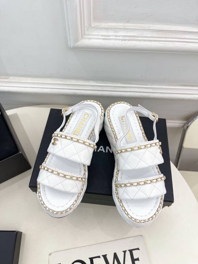 小香 25 2025 春夏新品 小香双C菱格链条厚底松糕凉拖鞋系列上新 Bs时尚圈的绝绝子 搭配将演绎着细致 极简 永不褪去的经典元素 展现与众不同的穿搭风格美