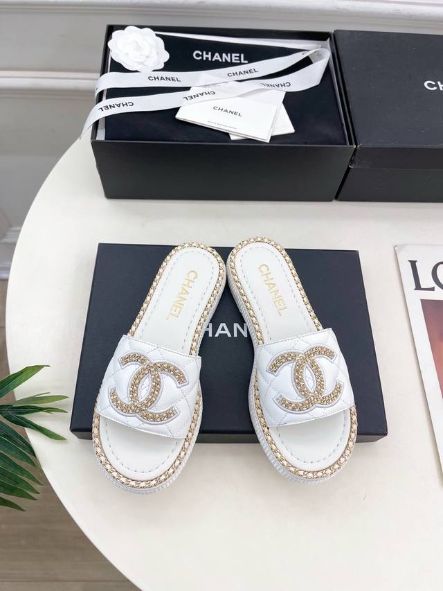 小香 25 2025 春夏新品 专柜经典款 小香双C菱格链条拖鞋系列上新 Bs时尚圈的绝绝子 搭配将演绎着细致 极简 永不褪去的经典元素 展现与众不同的穿搭风格