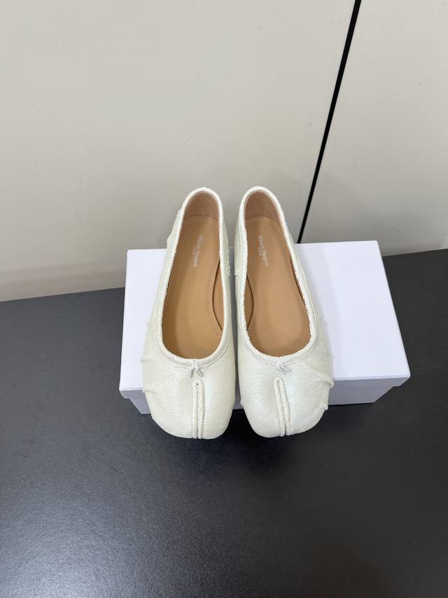 高定品质！Maison Margiela Mm6马吉拉25Ss新款分趾鞋 Tabi分趾芭蕾舞单鞋 镭射切割工艺牛皮！ 欢迎对比 真正的原版大底！ Size:35
