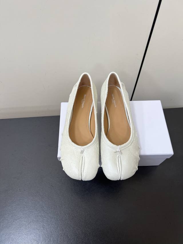 高定品质！Maison Margiela Mm6马吉拉25Ss新款分趾鞋 Tabi分趾芭蕾舞单鞋 镭射切割工艺牛皮！ 欢迎对比 真正的原版大底！ Size:35