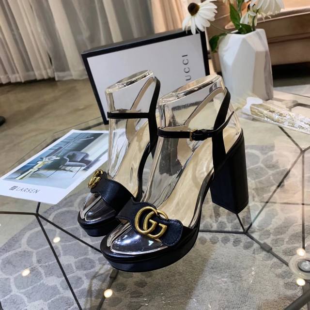 出厂价Pp： 元 古驰 Gucci 官网1 ：1精致的古铜色饰扣新款夏季一字凉鞋做工很棒让人放心皮质光泽有韧性。舒适走路超自在 。贴合大众实际需要很好驾驭推荐一