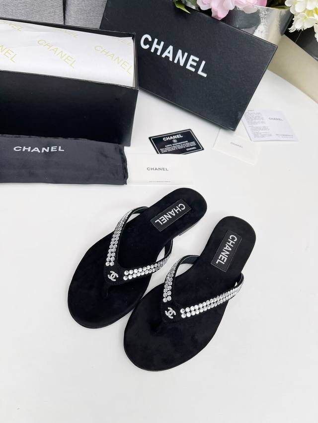 出厂价Pp： 元 Chanel 春夏新款 真皮大底人字拖鞋 首发这个鞋我真心的心动 第一眼[惊讶]看到就喜欢， 而且有Chanel 家的经典元素钻石Logo 面