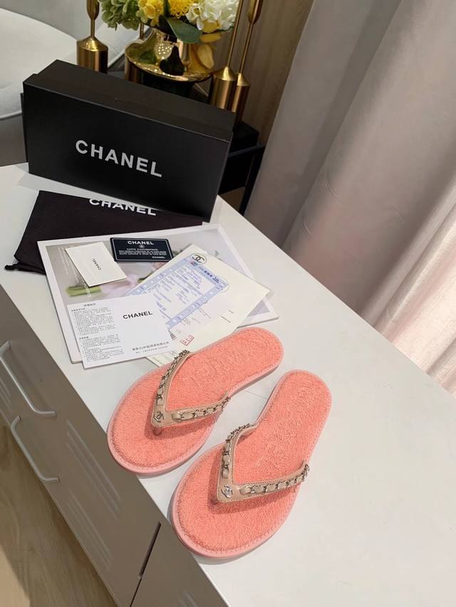 出厂价Pp： 元 Chanel 春季新款 牛仔 链条人字拖鞋 首发这个鞋我真心的心动 第一眼[惊讶]看到就喜欢，颜色清晰又仙气 而且有Chanel 家的经典元素