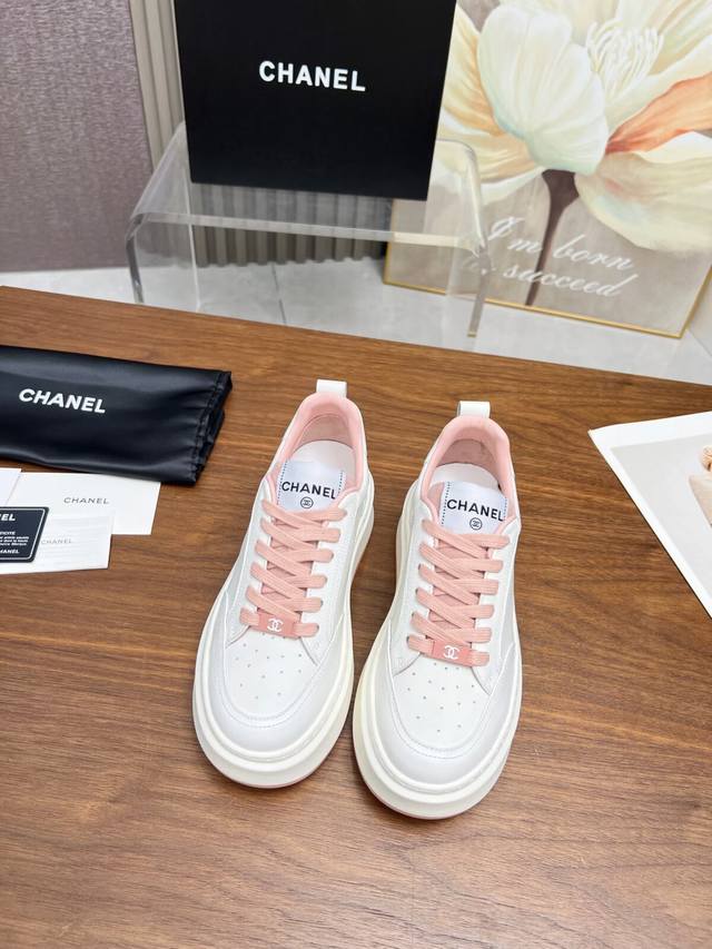 出厂价Pp： 元 新款香奈儿Chanel 熊猫配色小白鞋，目前超级流行的增高厚底造型、非常百搭显腿瘦长， 上脚超舒服，拉长整个身材比例 面料：进口头层牛皮 内里