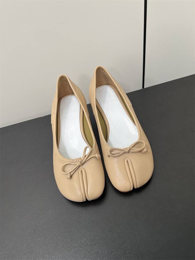 Maisonmargiela｜Mm6马吉拉复古蝴蝶结分趾中跟单鞋 刻着“时髦”两字的猪蹄分趾鞋 这次在原来的基础上又做了升级 分趾开衩位置真的是考究工艺的细节点