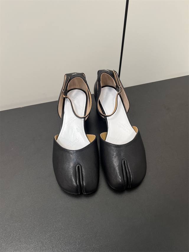 Maisonmargiela｜Mm6马吉拉复古蝴蝶结分趾中跟中空凉鞋 刻着“时髦”两字的猪蹄分趾鞋 这次在原来的基础上又做了升级 分趾开衩位置真的是考究工艺的细
