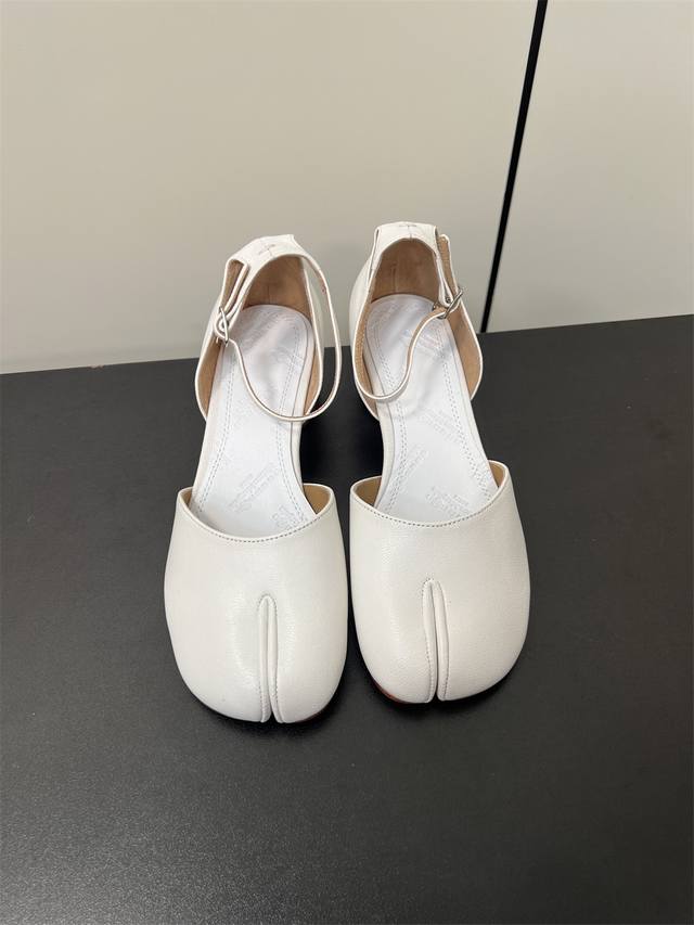 Maisonmargiela｜Mm6马吉拉复古蝴蝶结分趾中跟中空凉鞋 刻着“时髦”两字的猪蹄分趾鞋 这次在原来的基础上又做了升级 分趾开衩位置真的是考究工艺的细