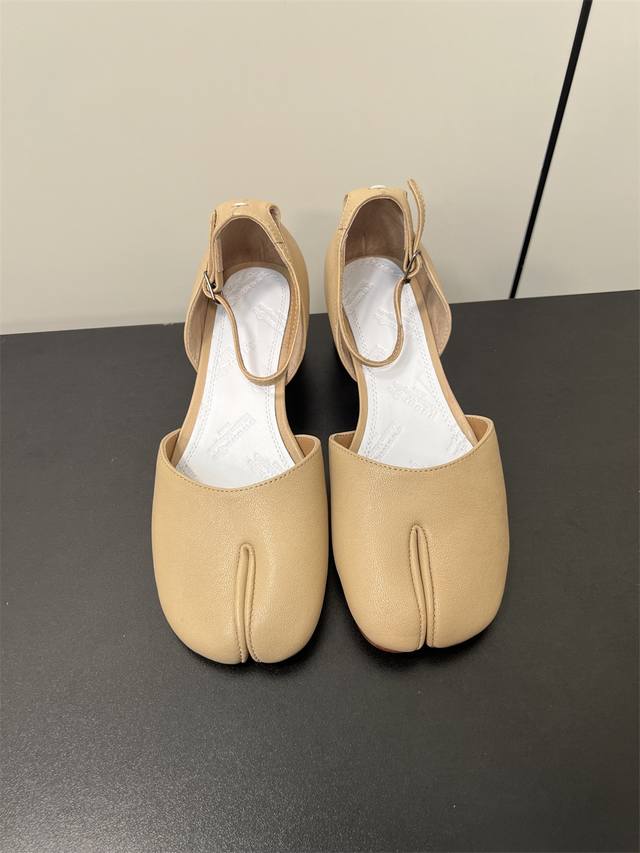 Maisonmargiela｜Mm6马吉拉复古蝴蝶结分趾中跟中空凉鞋 刻着“时髦”两字的猪蹄分趾鞋 这次在原来的基础上又做了升级 分趾开衩位置真的是考究工艺的细