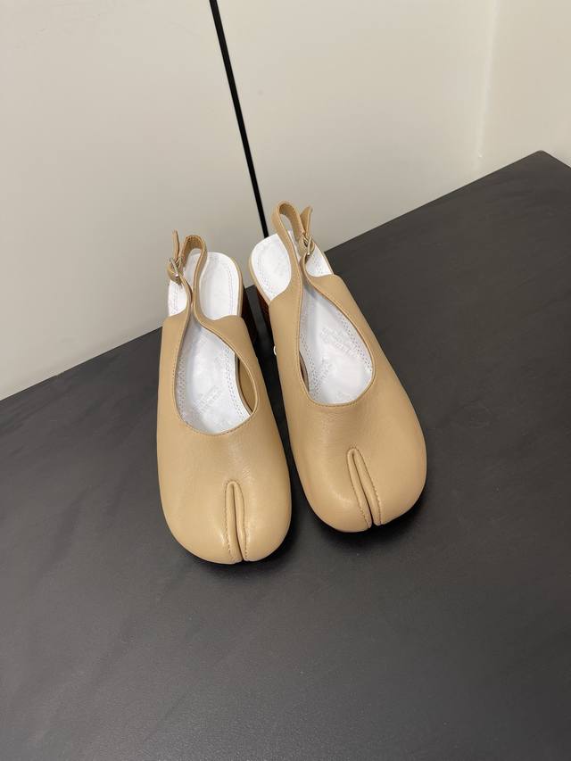 Maisonmargiela｜Mm6马吉拉复古蝴蝶结分趾中跟后空凉鞋 刻着“时髦”两字的猪蹄分趾鞋 这次在原来的基础上又做了升级 分趾开衩位置真的是考究工艺的细