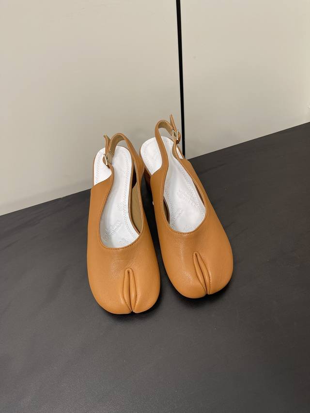 Maisonmargiela｜Mm6马吉拉复古蝴蝶结分趾中跟后空凉鞋 刻着“时髦”两字的猪蹄分趾鞋 这次在原来的基础上又做了升级 分趾开衩位置真的是考究工艺的细