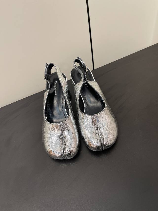 Maisonmargiela｜Mm6马吉拉复古蝴蝶结分趾中跟后空凉鞋 刻着“时髦”两字的猪蹄分趾鞋 这次在原来的基础上又做了升级 分趾开衩位置真的是考究工艺的细