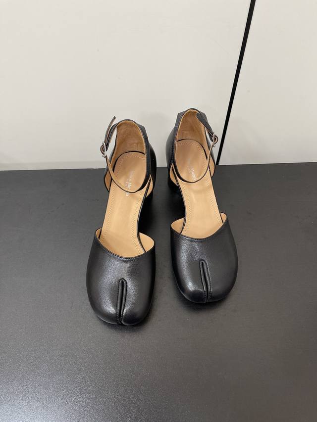 Maisonmargiela｜Mm6马吉拉复古脚环扣带中空高跟分趾凉鞋 刻着“时髦”两字的猪蹄分趾鞋 这次在原来的基础上又做了升级 分趾开衩位置真的是考究工艺的
