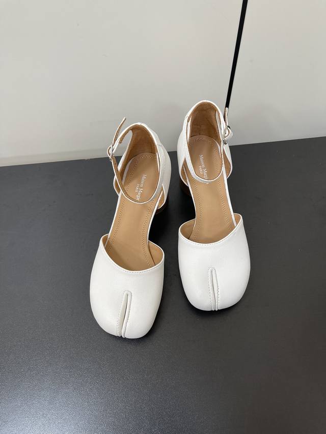 Maisonmargiela｜Mm6马吉拉复古脚环扣带中空高跟分趾凉鞋 刻着“时髦”两字的猪蹄分趾鞋 这次在原来的基础上又做了升级 分趾开衩位置真的是考究工艺的