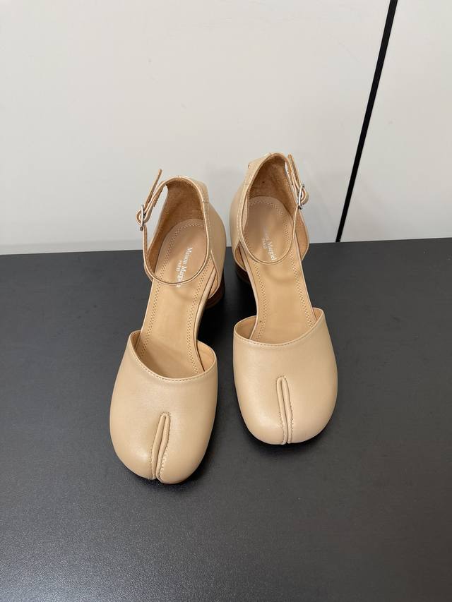 Maisonmargiela｜Mm6马吉拉复古脚环扣带中空高跟分趾凉鞋 刻着“时髦”两字的猪蹄分趾鞋 这次在原来的基础上又做了升级 分趾开衩位置真的是考究工艺的