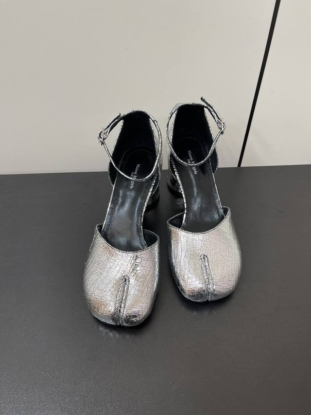 Maisonmargiela｜Mm6马吉拉复古脚环扣带中空高跟分趾凉鞋 刻着“时髦”两字的猪蹄分趾鞋 这次在原来的基础上又做了升级 分趾开衩位置真的是考究工艺的