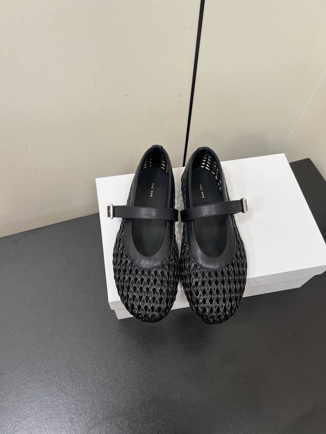 Therow 小众潮牌25Ss春夏新款玛丽珍平底镂空单鞋 很少会看到一款跳舞鞋会做到这么精细、而且对脚的包容性特别强 把脚型修饰得妥妥的，又不失独特韵味，上脚方