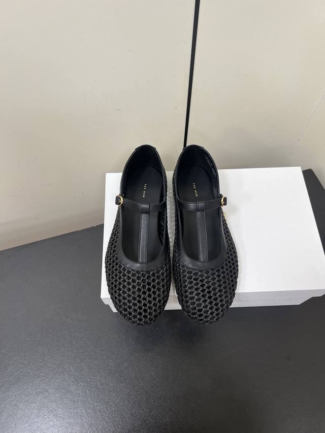 Therow 小众潮牌25Ss春夏新款玛丽珍平底镂空单鞋 很少会看到一款跳舞鞋会做到这么精细、而且对脚的包容性特别强 把脚型修饰得妥妥的，又不失独特韵味，上脚方
