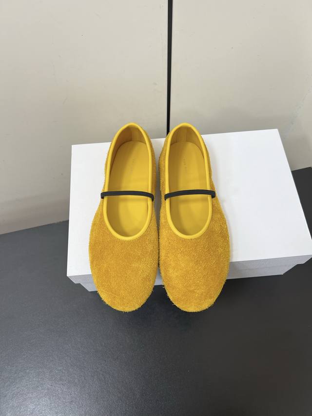 Therow 小众潮牌25Ss春夏新款玛丽珍平底 单鞋 很少会看到一款跳舞鞋会做到这么精细、而且对脚的包容性特别强 把脚型修饰得妥妥的，又不失独特韵味，上脚方便