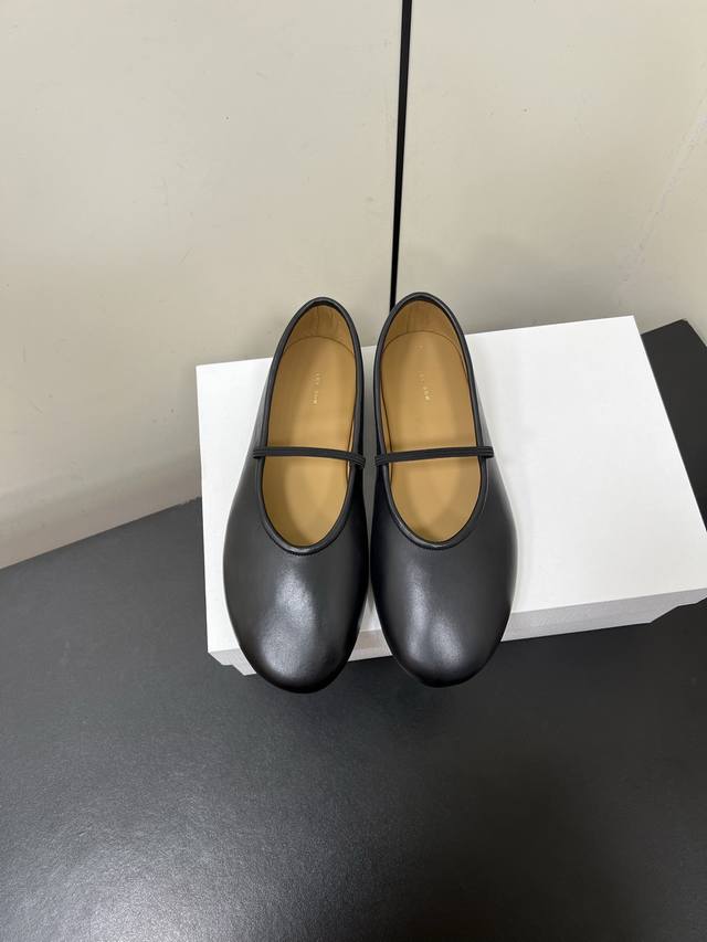 Therow 小众潮牌25Ss春夏新款玛丽珍平底 单鞋 很少会看到一款跳舞鞋会做到这么精细、而且对脚的包容性特别强 把脚型修饰得妥妥的，又不失独特韵味，上脚方便